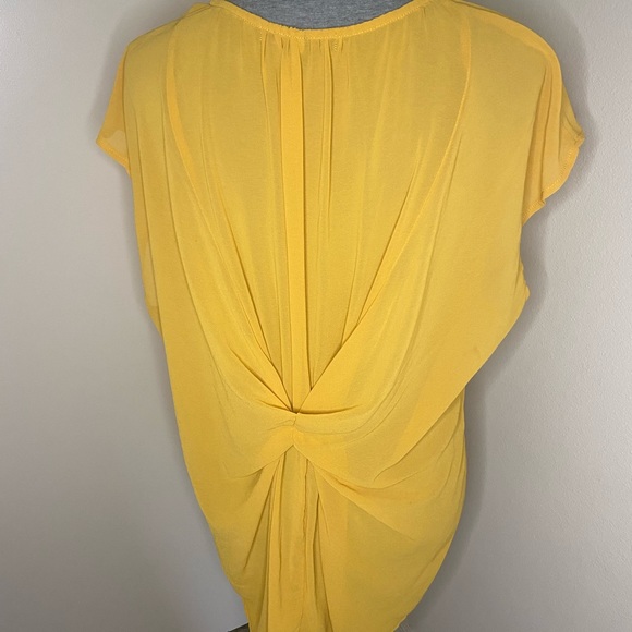 Beautiful Yellow Blouse w/twist back detail - Picture 3 of 6